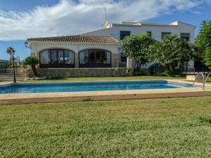 Villa de 5 dormitorio se vende en Javea