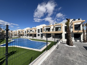 Stunning 2 bed penthouse with solarium part furnished Villamartin, Alicante