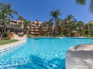 2 bedroom Penthouse for sale in Estepona