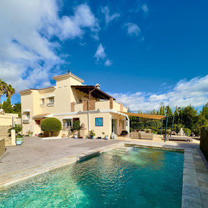 6 slaapkamer Villa te koop in Estepona