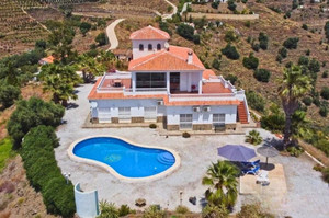 4 slaapkamer Villa te koop in Sayalonga