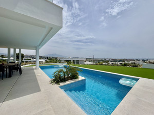 6 slaapkamer Villa te koop in Estepona