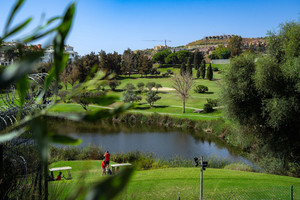 Grondstuk te koop in Estepona