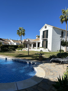 4 slaapkamer Villa te koop in Estepona