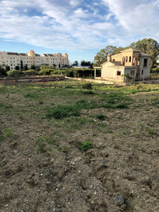 Grondstuk te koop in Estepona