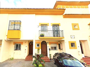 3 slaapkamer Rijtjeshuis te koop in Estepona